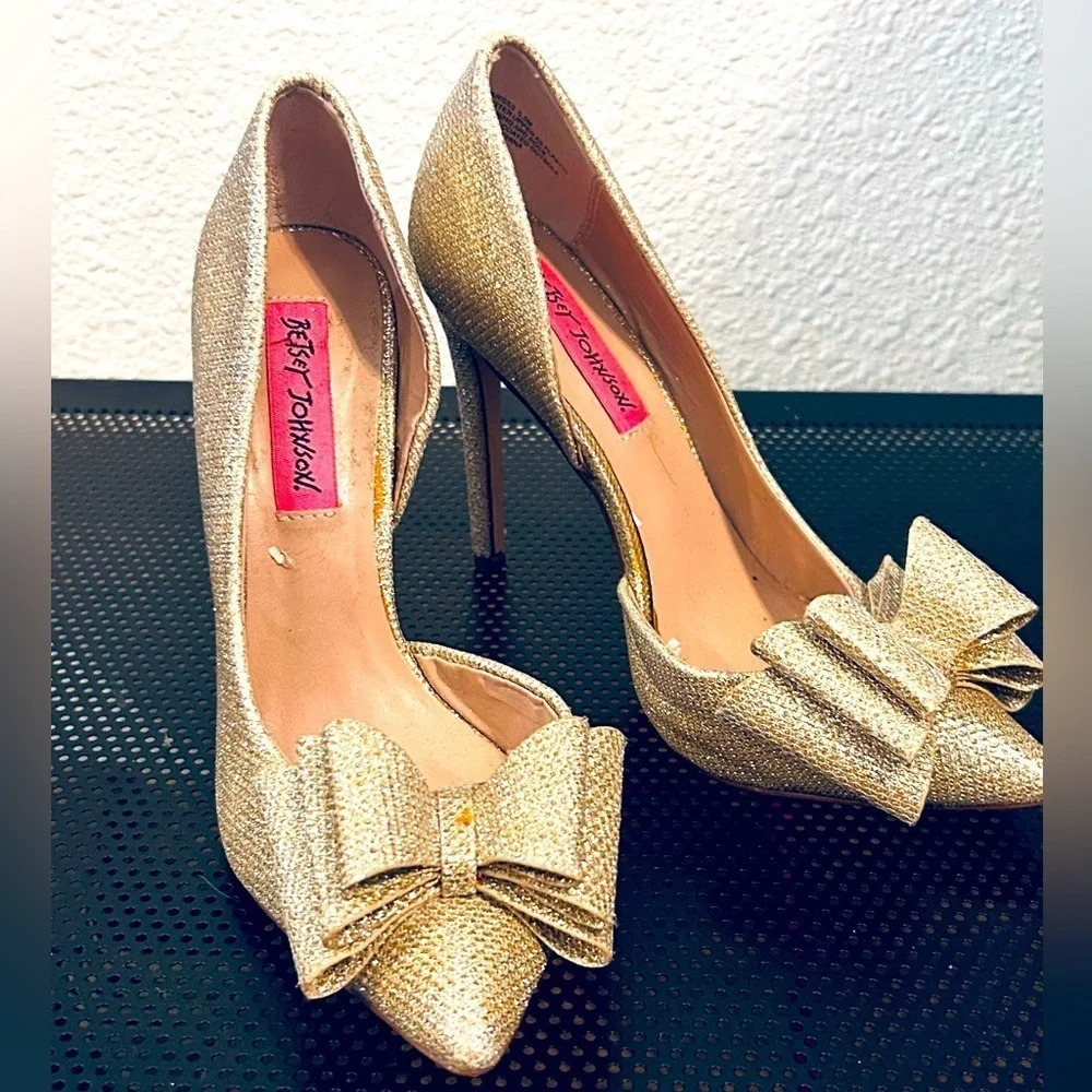 Betsy Johnson Metallic Gold Stiletto Pumps size 5 1/2